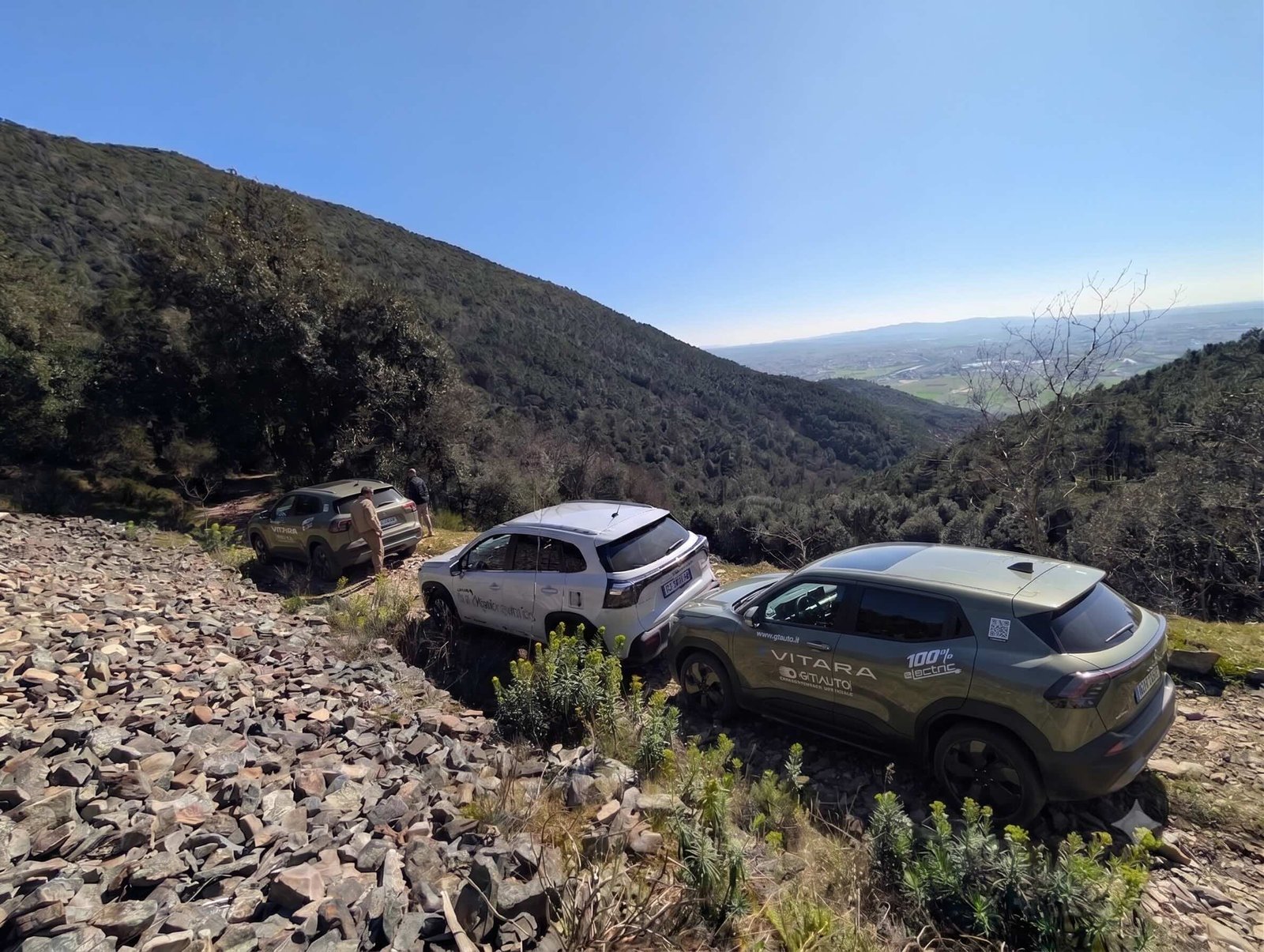 Perché a Santallago guidiamo (anche) elettrico: la Suzuki e-Vitara